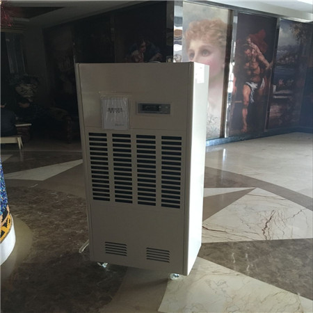 工业除湿机经过工作能够将湿润的水分和悬浮物除去，湿空气变得干爽，也是空气喧嚣机，它广泛用于生产和生活的各个方面。为用户创造出舒适、干爽清净的现代生活空间。